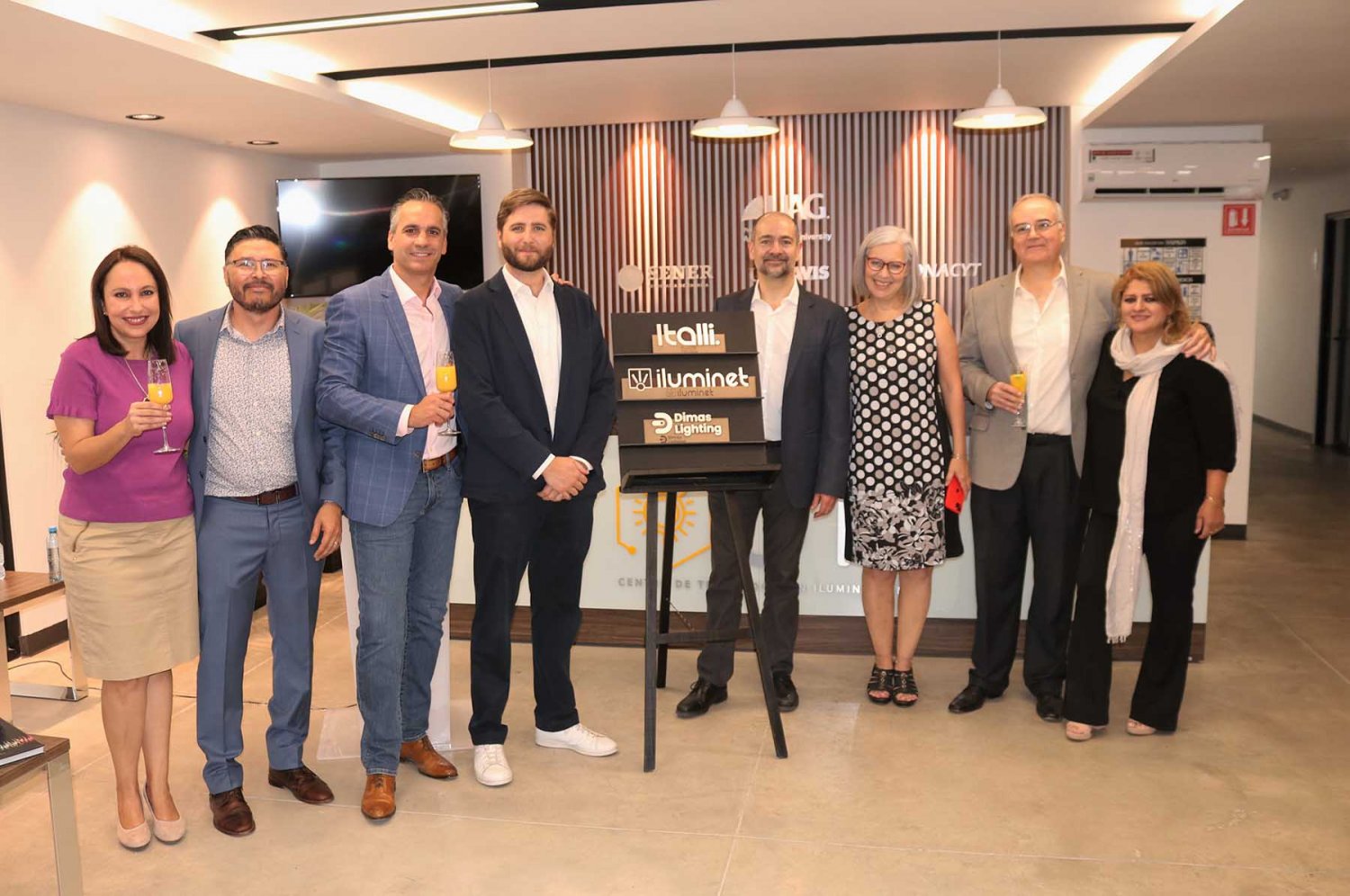 aliados-estrategicos-se-suman-al-centro-de-tecnologia-en-iluminacion-de-la-uag_OVg