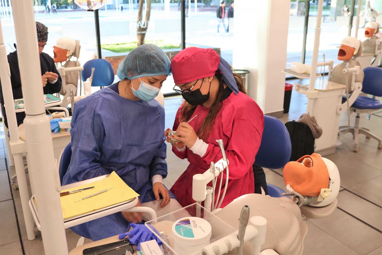 estudiantes-de-odontologia-realizan-practicas-en-simuladores-uag