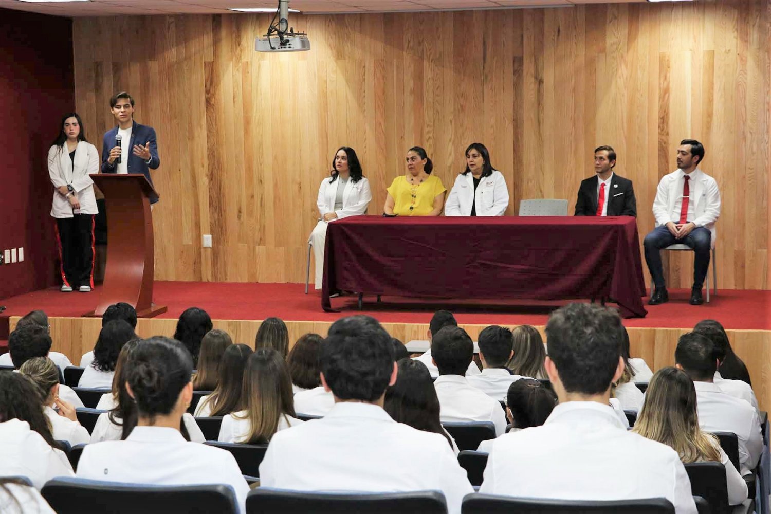toman-protesta-a-clubes-estudiantiles-de-medicina_UG0