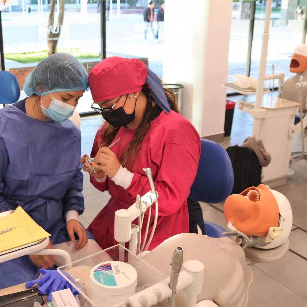 estudiantes-de-odontologia-realizan-practicas-en-simuladores-de-uag